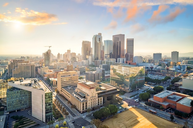 Beau coucher de soleil sur les toits du centre-ville de Los Angeles en Californie, États-Unis