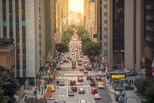 Beau coucher de soleil sur les toits du centre-ville de Los Angeles en Californie, États-Unis