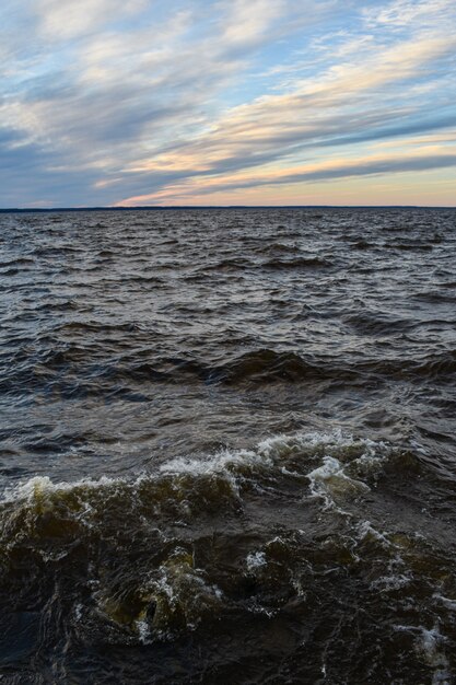 Beau coucher de soleil et vagues sur la Volga