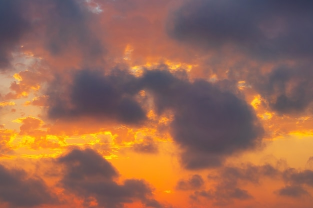 Beau coucher de soleil vibrant avec des nuages dramatiques