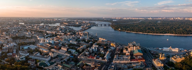 Beau coucher de soleil sur la ville de Kiev d'en haut