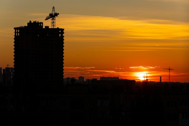 Beau coucher de soleil sur la ville