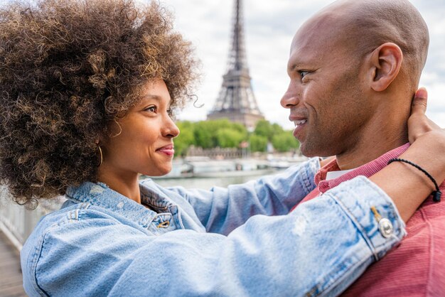 Photo beau couple afro-américain amoureux en visite à paris