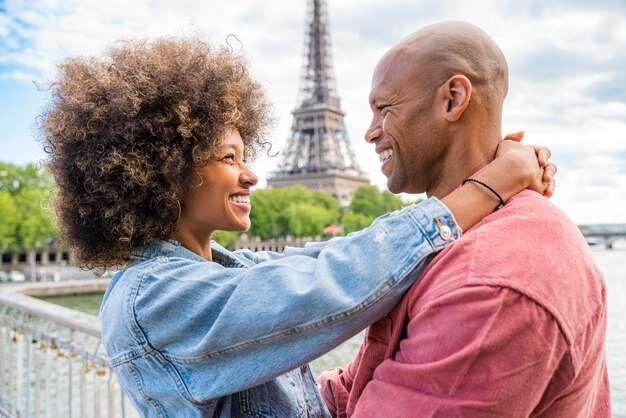 Beau couple afro-américain amoureux en visite à Paris