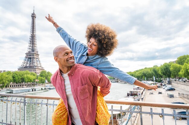 Beau couple afro-américain amoureux en visite à Paris