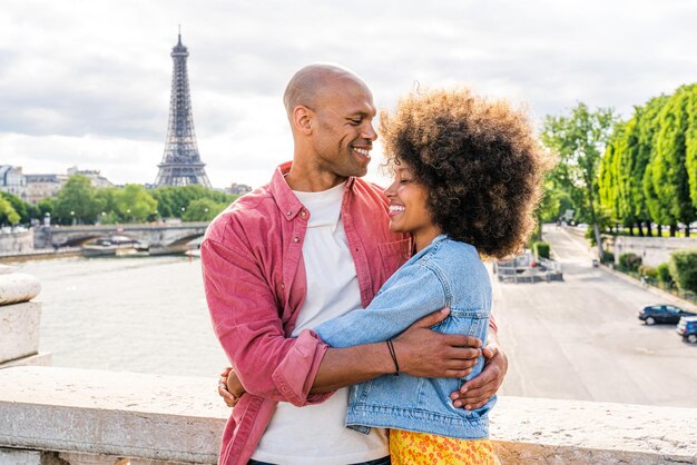 Beau couple afro-américain amoureux en visite à Paris