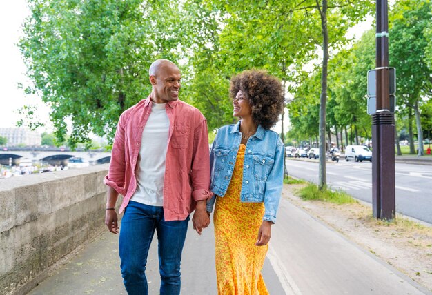 Beau couple afro-américain amoureux en visite à Paris