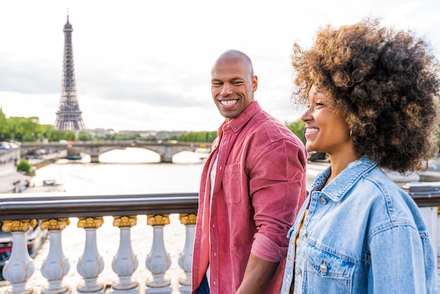Beau couple afro-américain amoureux en visite à Paris
