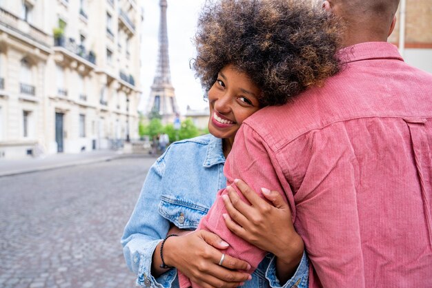 Beau couple afro-américain amoureux en visite à Paris