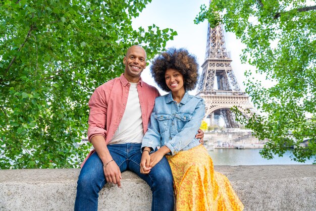 Beau couple afro-américain amoureux en visite à Paris