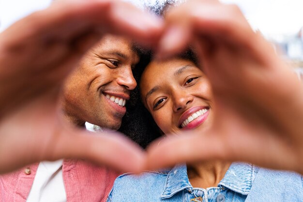 Beau couple afro-américain amoureux en visite à Paris