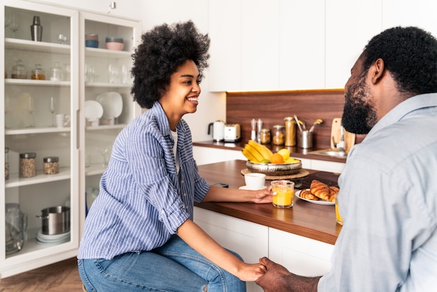 Beau couple afro-américain prenant son petit déjeuner ensemble à la maison - Joyeux couple noir passant du temps ensemble le matin