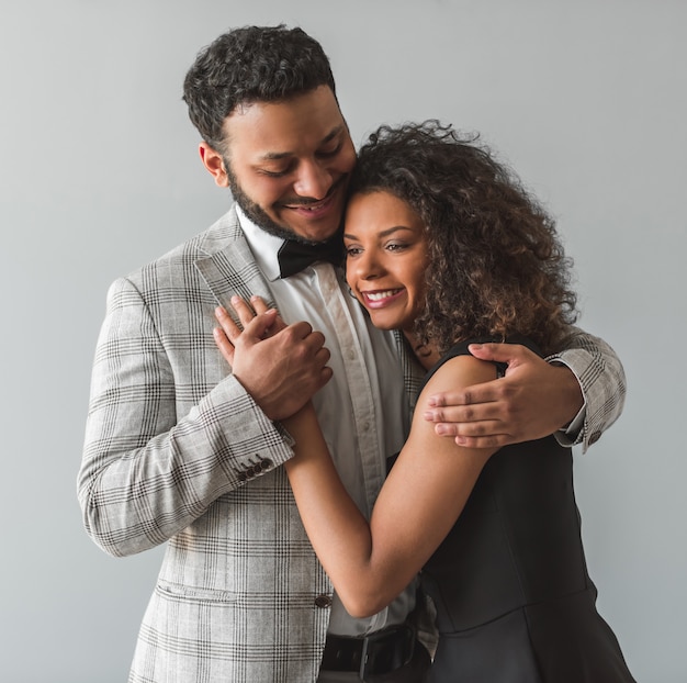 Beau couple afro-américain en tenue décontractée embrassent.