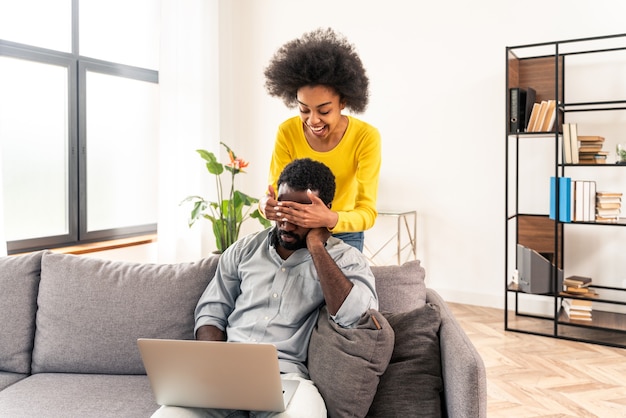 Beau couple afro-américain travaillant sur un ordinateur portable - Couple moderne faisant ses achats en ligne