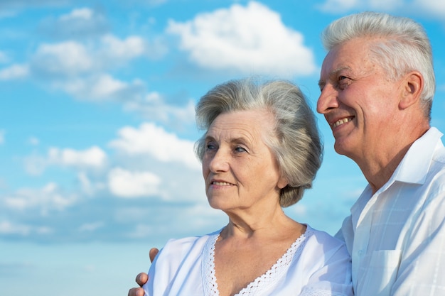 Beau couple âgé de race blanche à l'extérieur sur un fond de ciel