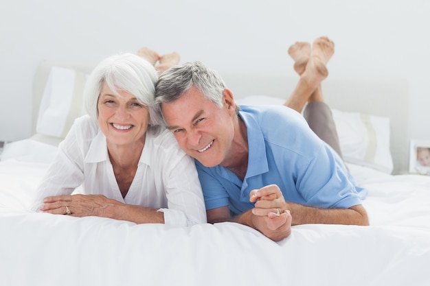 Beau couple allongé sur le lit