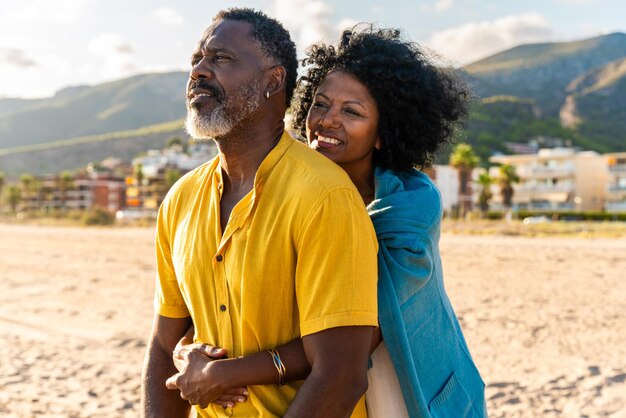 Un beau couple d'amants noirs matures qui sortent au bord de la mer.