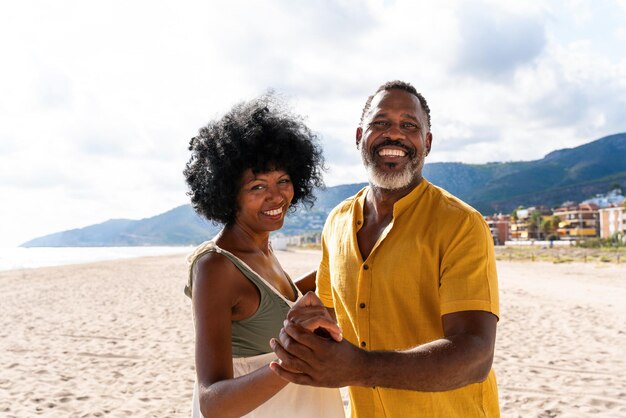 Un beau couple d'amants noirs matures qui sortent au bord de la mer.