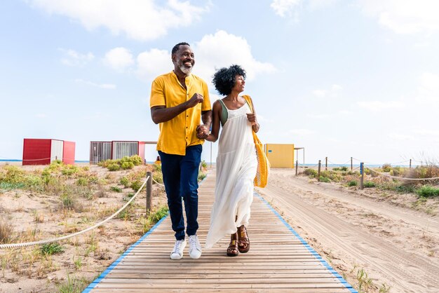 Un beau couple d'amants noirs matures qui sortent au bord de la mer.