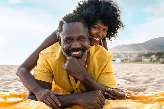 Un beau couple d'amants noirs matures qui sortent au bord de la mer.