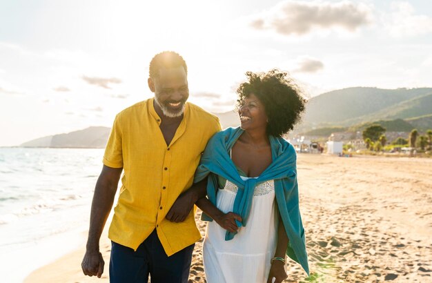 Un beau couple d'amants noirs matures qui sortent au bord de la mer.