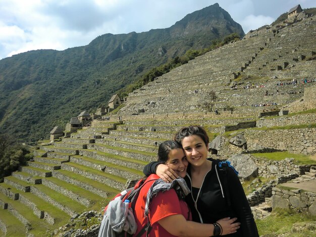 beau couple d'amis touristes arrivant aux ruines de Machu Picchu, cusco - pérou