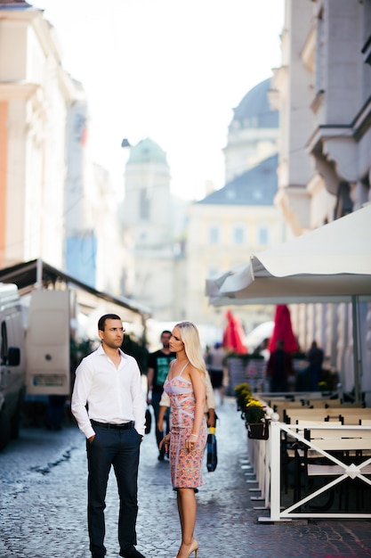 Beau couple amoureux datant à l'extérieur et souriant