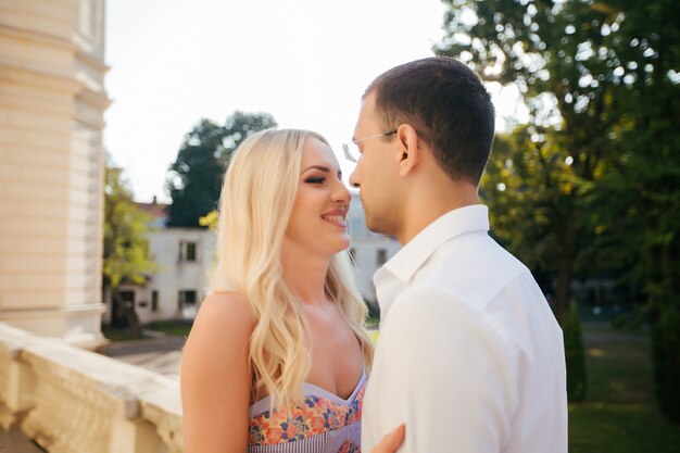 Beau couple amoureux datant à l'extérieur et souriant