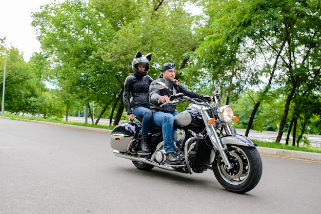 beau couple amoureux fait de la moto.