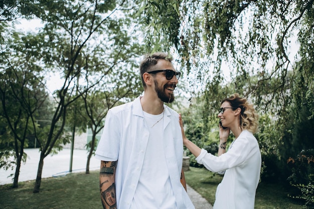 Beau couple d'amoureux pendant le jour de leur mariage