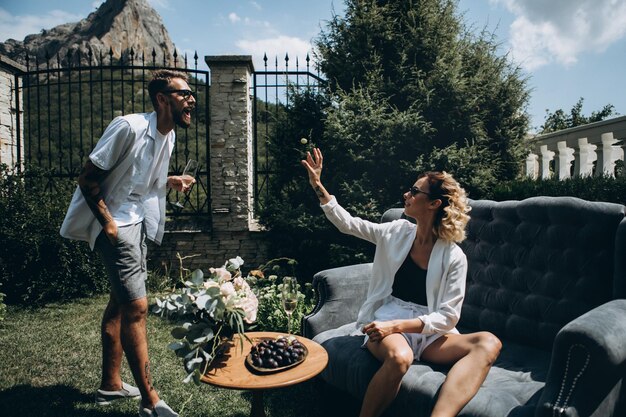 Beau couple d'amoureux pendant le jour de leur mariage