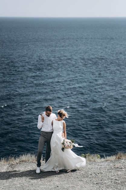 Beau couple d'amoureux pendant le jour de leur mariage