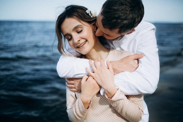 Beau couple amoureux sur une plage du lac