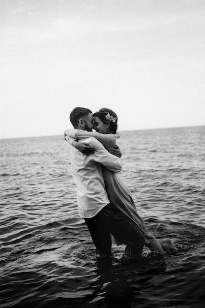 Beau couple amoureux sur une plage du lac