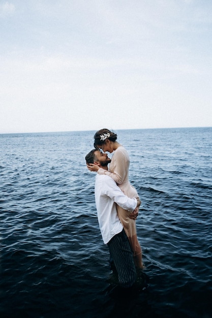 Photo beau couple amoureux sur une plage du lac