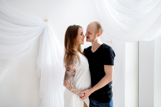 Beau couple d'amoureux en prévision d'un enfant.