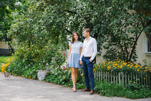 Un beau couple amoureux se promenant dans les rues de la ville