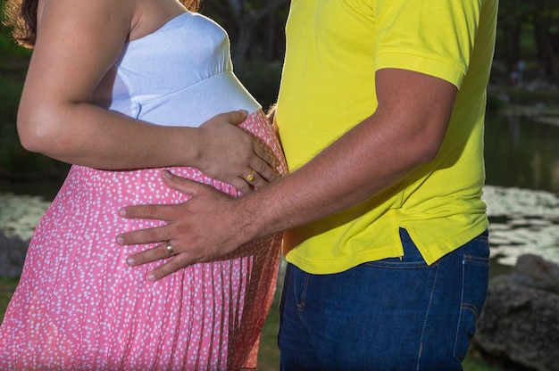 Beau couple amoureux touchant le ventre du concept de famille de femme enceinte