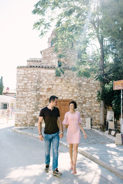 Beau couple d'amoureux va se promener en plein air