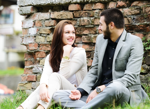 Beau couple appréciant tomber amoureux au parc