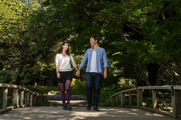 Beau couple asiatique datant dans un parc