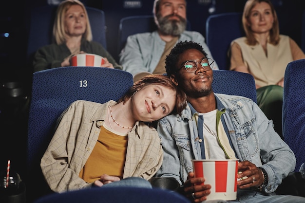 Photo beau couple au cinéma