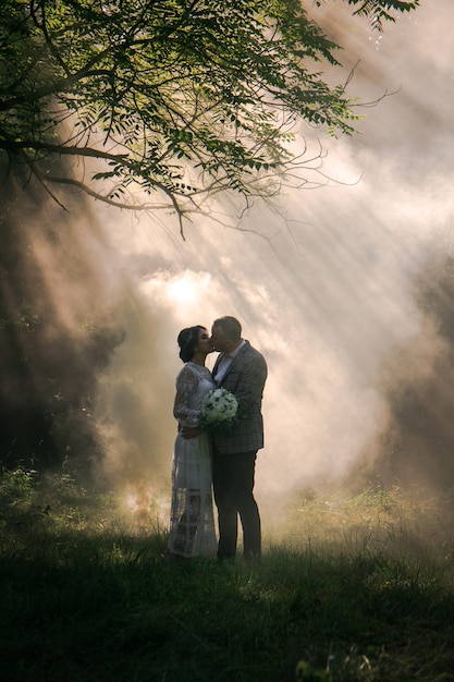 Beau couple bisous sur fond de fumée