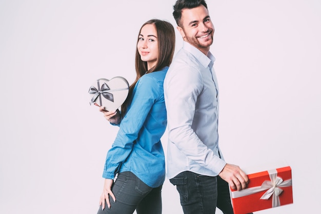 Beau couple avec des cadeaux isolés