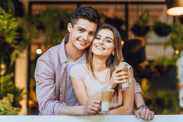 Beau couple caresses dans la terrasse d'été du café moderne