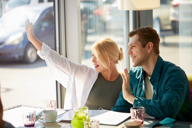 Beau couple caucasien au café