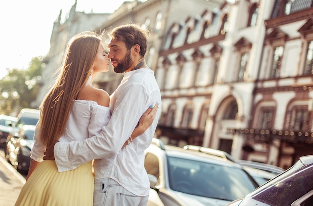 Un beau couple caucasien s'embrasse en ville.
