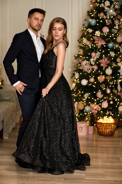 Beau couple célébrant Noël ensemble