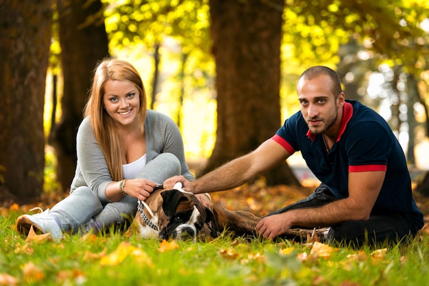 Beau couple avec le chien