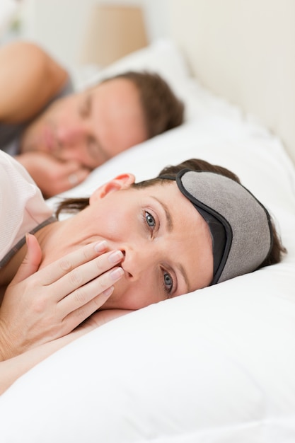 Beau couple couché dans leur lit